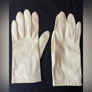 White kidskin gloves. Pearl button